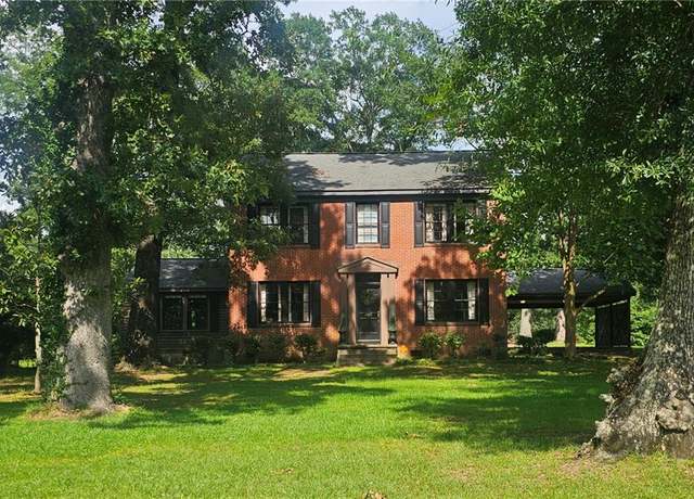 Property at 900 N James Ave, Mccomb, MS 39652, 3 beds, 2.5 baths