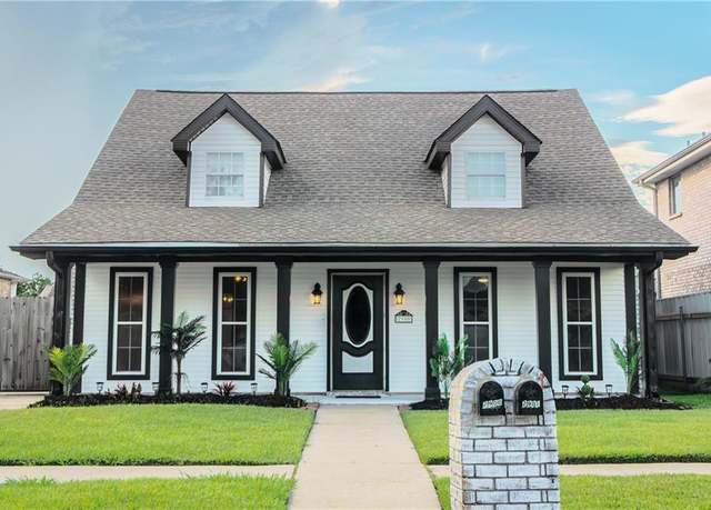 Property at 2900 Oak Dr, Violet, LA 70092, 3 beds, 2 baths