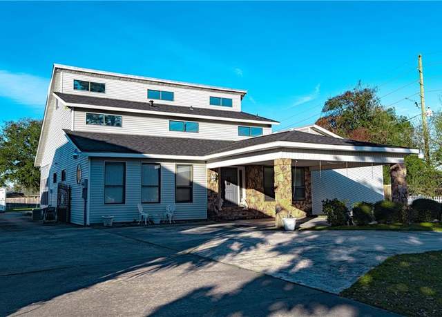 Property at 21 Elmwood Ct, Destrehan, LA 70047, 3 beds, 2.5 baths