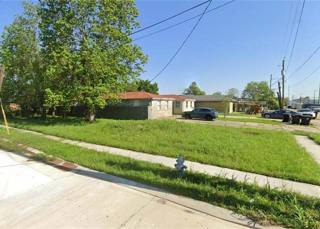 Property at 2400 Dubreuil St, New Orleans, LA 70117