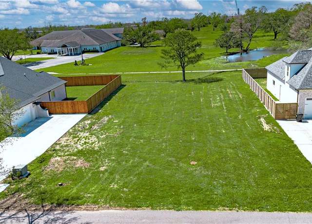 Property at 98 Colonial Club Dr, Harahan, LA 70123