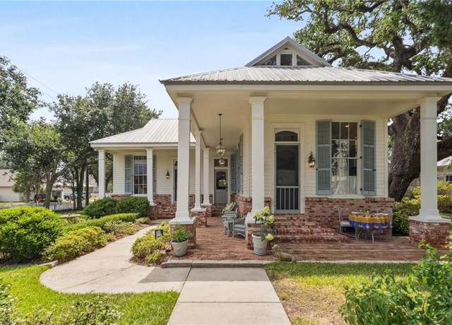 Property at 200 Carroll Ave, Bay St Louis, MS 39520, 3 beds, 2.5 baths