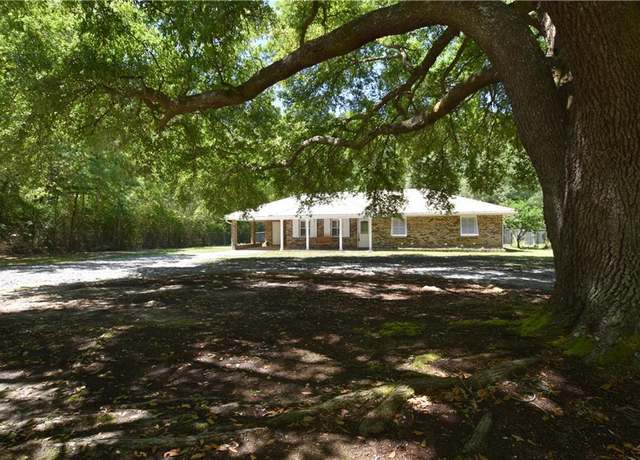 Property at 266 Swallow St, Covington, LA 70433, 3 beds, 2 baths