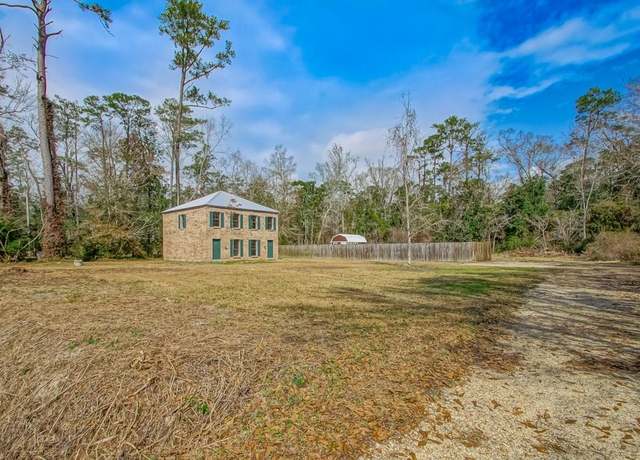 Property at 1135 Florida St, Mandeville, LA 70448, 4 beds, 2 baths