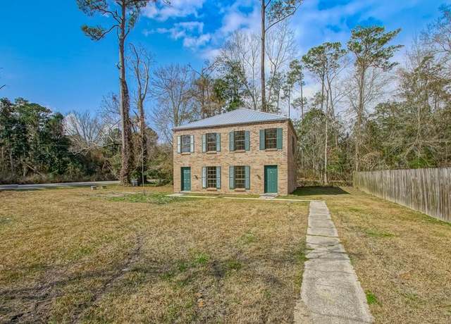 Property at 1135 Florida St, Mandeville, LA 70448, 4 beds, 2 baths