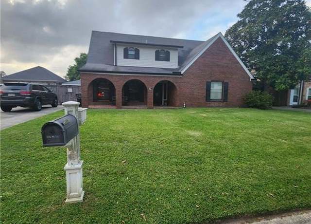 Property at 121 Magnolia Dr, Belle Chasse, LA 70037, 4 beds, 3.5 baths