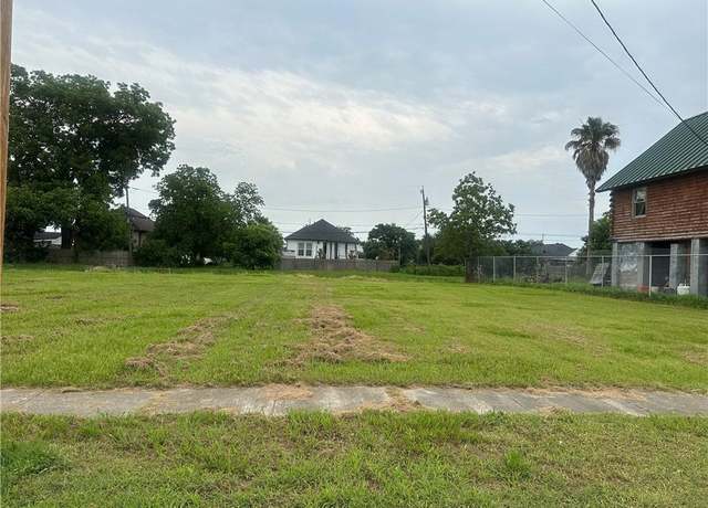 Property at 1705 Center St, Arabi, LA 70032