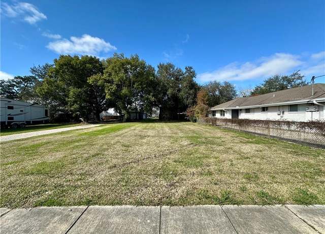 Property at 2712 Plaza Dr, Chalmette, LA 70043