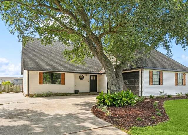 Property at 352 Moonraker Dr, Slidell, LA 70461, 3 beds, 2.5 baths