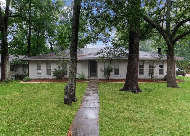Property at 154 Oakwood Dr, Mandeville, LA 70448, 4 beds, 2 baths