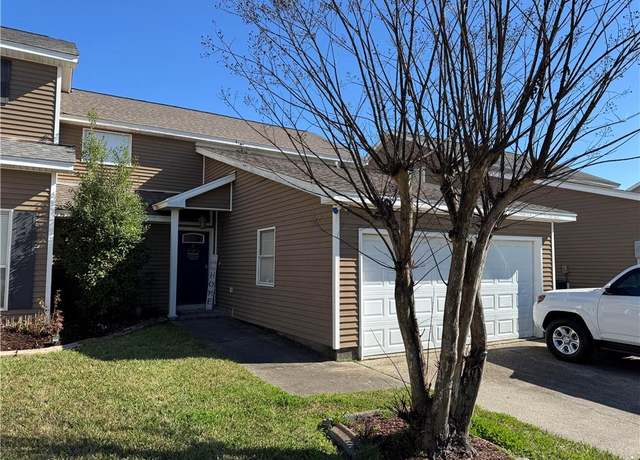 Property at 1040 Marina Dr, Slidell, LA 70458, 3 beds, 2.5 baths