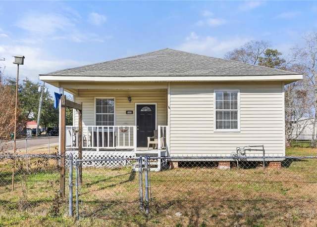 Property at 600 Girod St, Mandeville, LA 70448, 2 beds, 1.5 baths