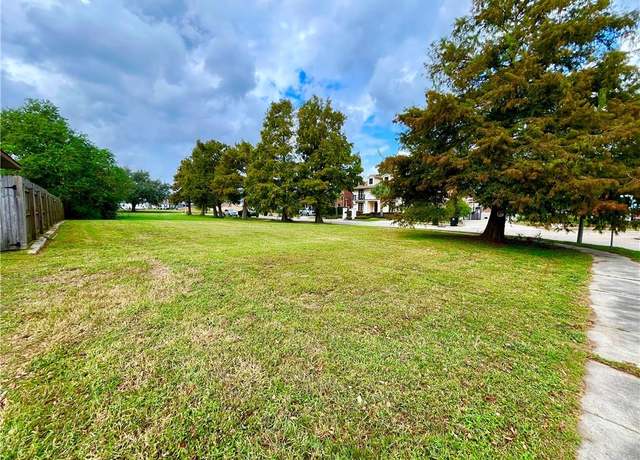 Property at 24 N Queens Ct, Chalmette, LA 70043