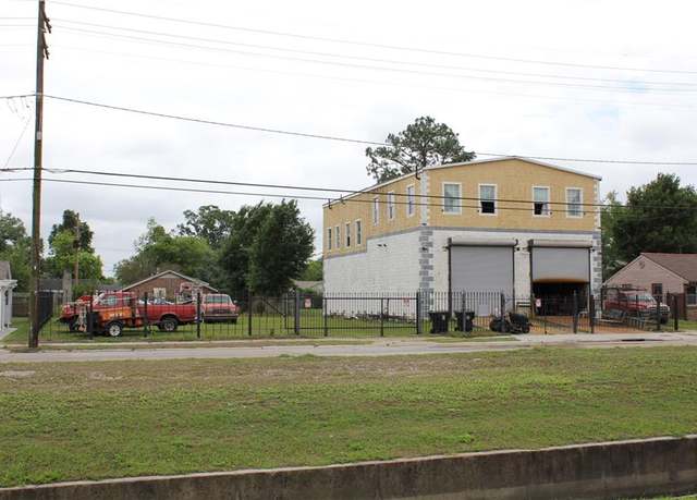Property at 6018 Morrison Rd, New Orleans, LA 70126, 2 beds, 2.5 baths
