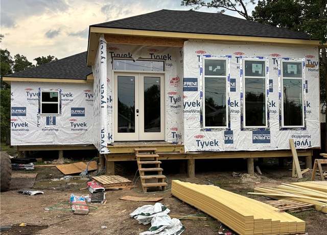 Property at 2335 Orleans St, Mandeville, LA 70448, 4 beds, 2.5 baths