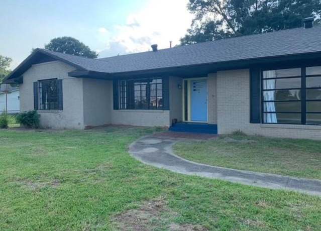 Property at 3700 Masonic Dr, Alexandria, LA 71301, 3 beds, 2 baths