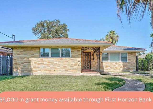 Property at 1239 Seville Dr, New Orleans, LA 70122, 2 beds, 2.5 baths
