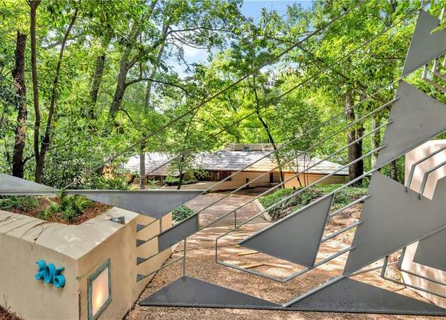 Property at 306 Glenway Dr, Jackson, MS 39216, 4 beds, 2.5 baths