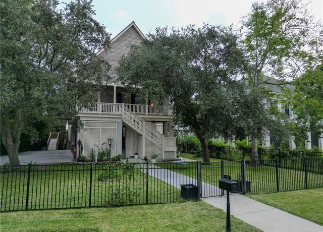 Property at 225 West St, Mandeville, LA 70448, 4 beds, 2.5 baths
