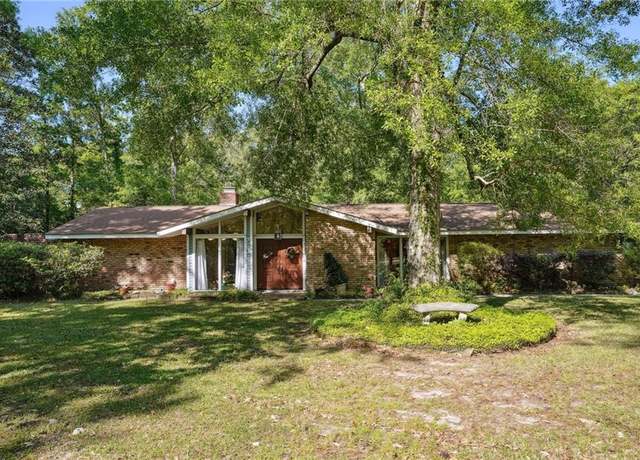 Property at 102 Fischer Dr, Pearl River, LA 70452, 3 beds, 2.5 baths
