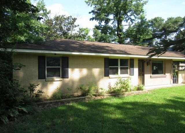 Property at 9965 Meadowdale Dr, Baton Rouge, LA 70811, 3 beds, 2 baths