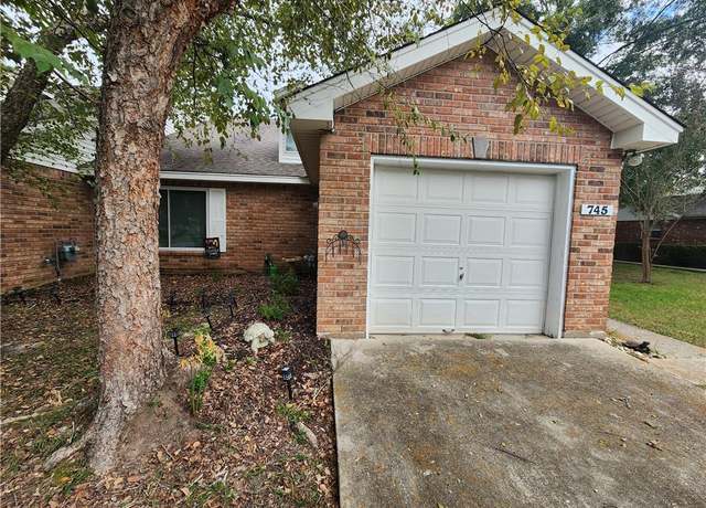 Property at 745 Carondelet St, Mandeville, LA 70448, 3 beds, 2 baths
