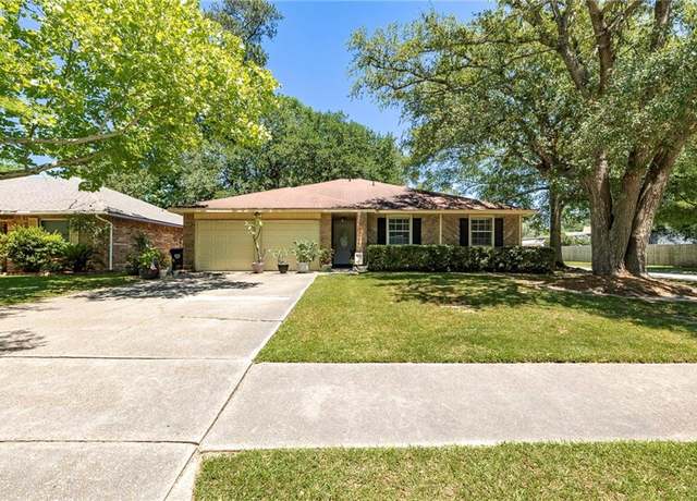Property at 215 Ridgewood Cir, Mandeville, LA 70471, 4 beds, 2 baths