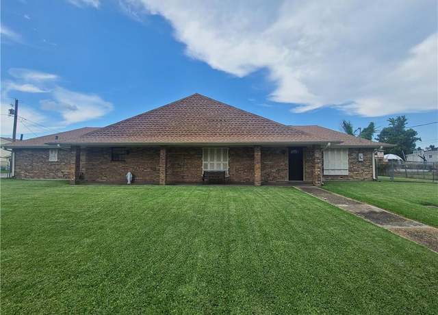 Property at 811 E Hoover St, Destrehan, LA 70047, 3 beds, 2.5 baths