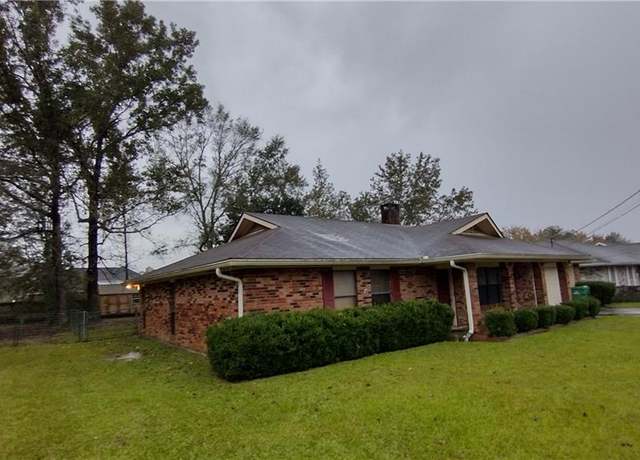 Property at 508 Country Club Dr, Picayune, MS 39466, 4 beds, 2 baths