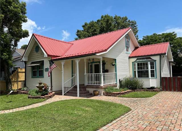 Property at 3821 Derbigny St, Metairie, LA 70001, 4 beds, 2 baths
