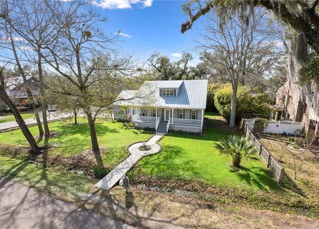 Property at 300 Fountain St, Mandeville, LA 70448, 3 beds, 2 baths