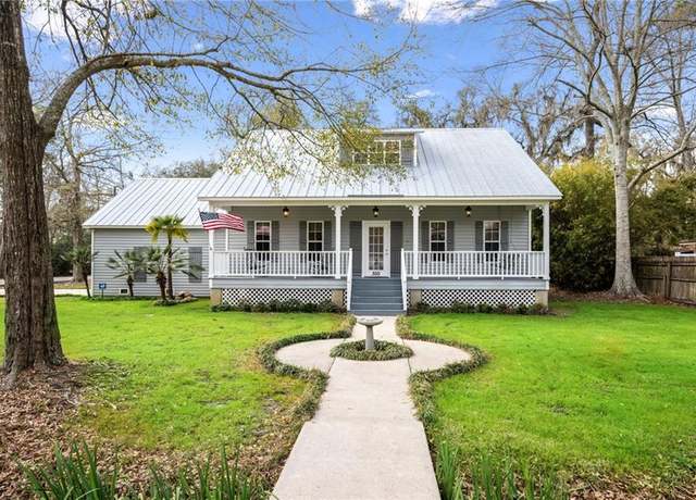 Property at 300 Fountain St, Mandeville, LA 70448, 3 beds, 2 baths