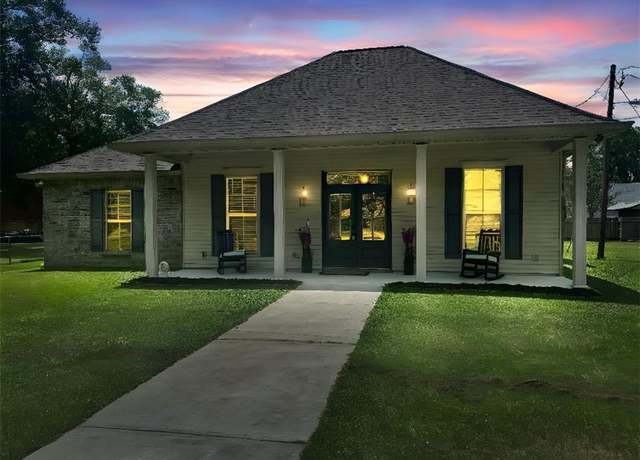 Property at 39224 Oak St, Pearl River, LA 70452, 4 beds, 2 baths