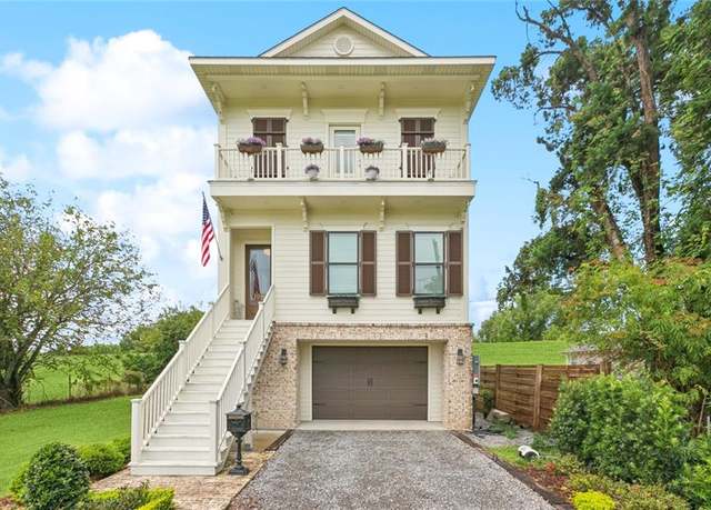 Property at 1017 Washington St, Gretna, LA 70053, 3 beds, 2 baths
