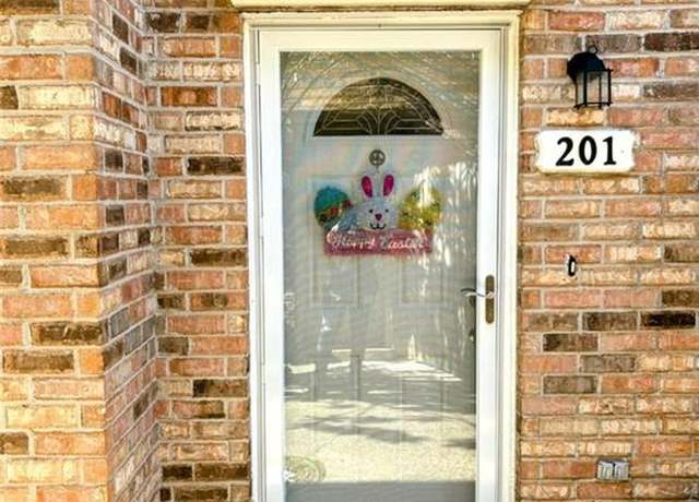 Property at 604 Clearview Pkwy #201, Metairie, LA 70001, 2 beds, 1.5 baths