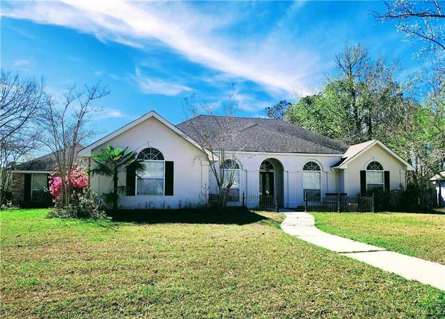 Property at 403 Palais Royal Ave, Covington, LA 70433, 3 beds, 2 baths