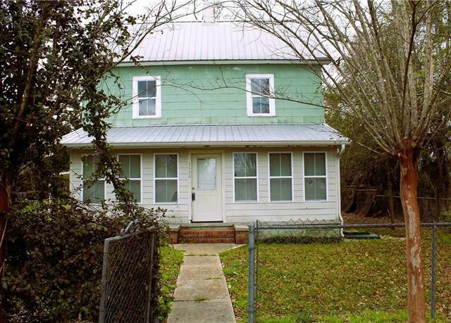 Property at 1100 S Oak St, Hammond, LA 70403, 4 beds, 2 baths