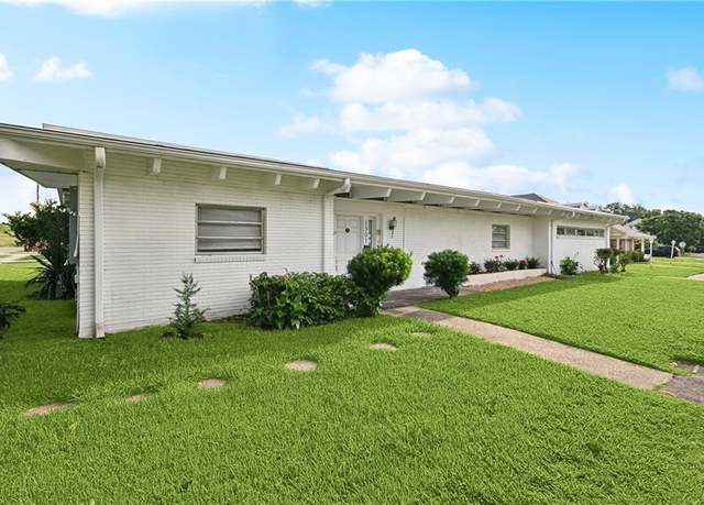 Property at 1501 Poinsettia Dr, Metairie, LA 70005, 4 beds, 3 baths