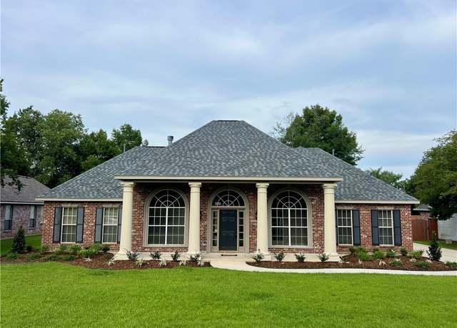 Property at 319 Red Maple Dr, Mandeville, LA 70448, 4 beds, 3 baths