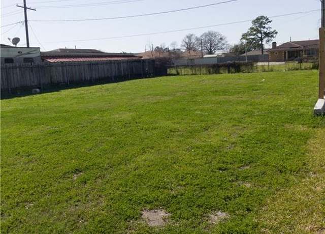 Property at 70 W Claiborne Sq, Chalmette, LA 70043