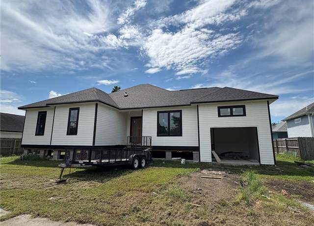 Property at 4008 Kings Dr, Chalmette, LA 70043, 4 beds, 3 baths
