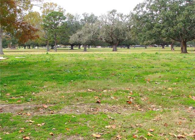 Property at 118 Colonial Club Dr, Harahan, LA 70123