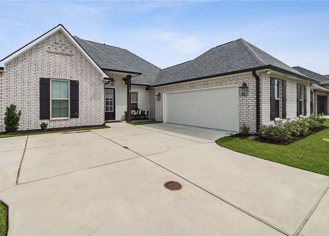 Property at 147 Cypresswood Dr, Belle Chasse, LA 70037, 5 beds, 3 baths