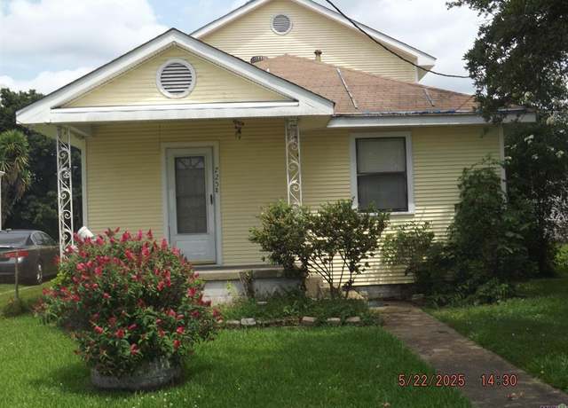 Property at 725 Chipley St, Westwego, LA 70094, 5 beds, 2 baths