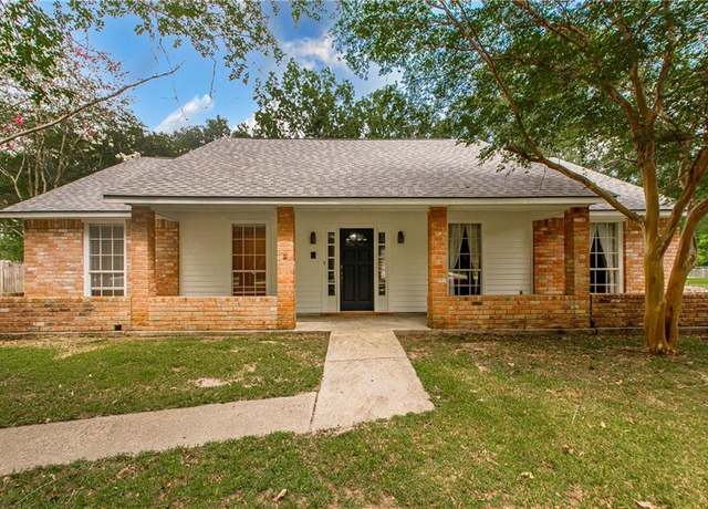 Property at 704 White Oak Dr, Denham Springs, LA 70726, 4 beds, 3 baths