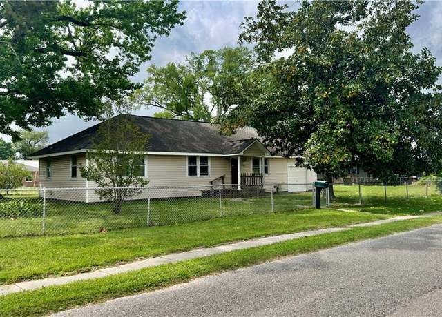 Property at 668 Oak Ave, Harahan, LA 70123, 3 beds, 2 baths