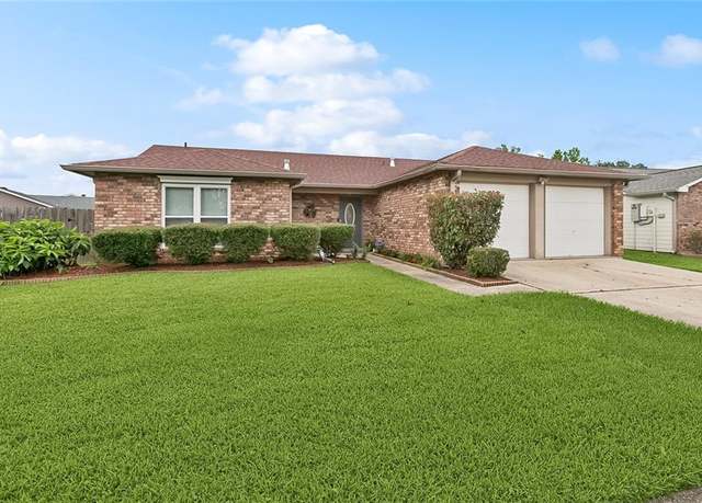 Property at 1045 Kingsway Dr S, Gretna, LA 70056, 4 beds, 2 baths