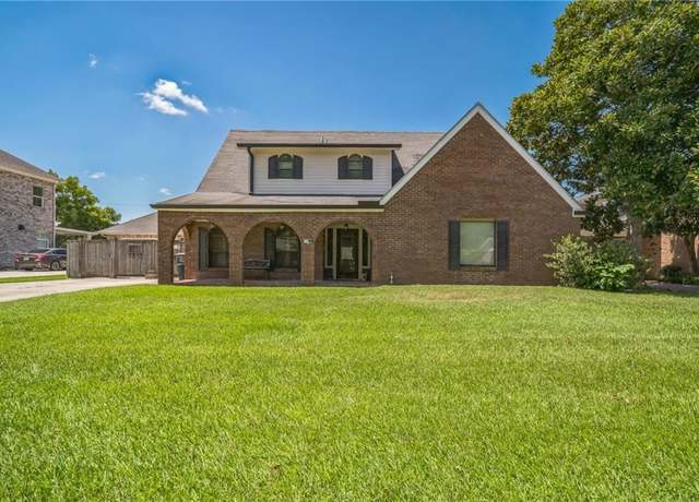 Property at 121 Magnolia Dr, Belle Chasse, LA 70037, 4 beds, 2 baths
