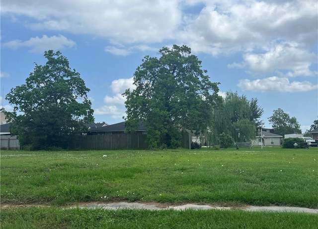 Property at 8436 Creole Dr, Chalmette, LA 70043, 4 beds, 2.5 baths