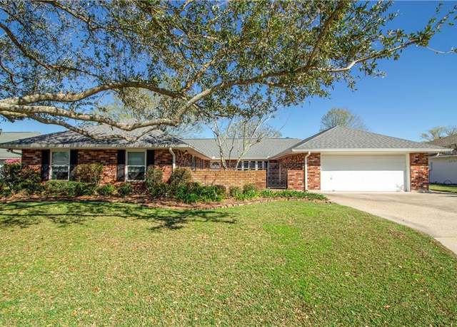 Property at 6 Country Club Dr, La Place, LA 70068, 3 beds, 2.5 baths